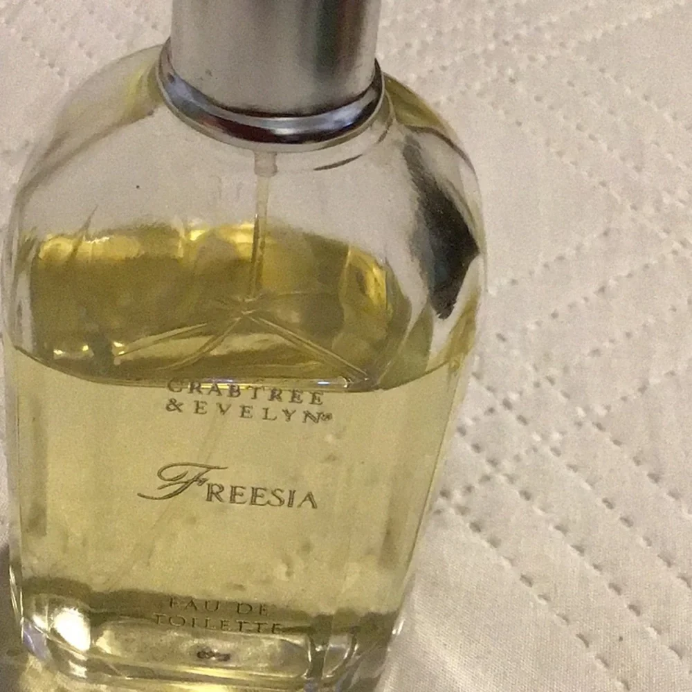 Crabtree & Evelyn Freesia Setting Spray - Silver and Yellow